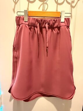 lululemon athletica - ON THE FLY skirt .